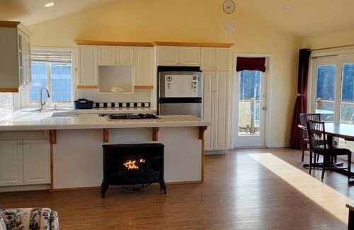 Anacortes Apartment | Sunny Island Cliff Side Views