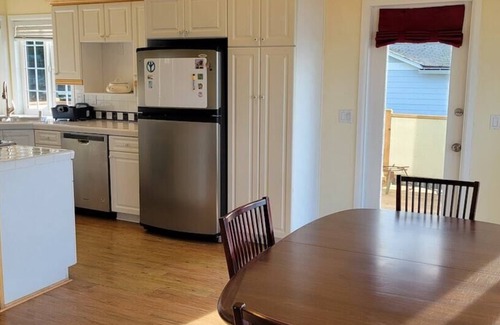 Anacortes Apartment | Sunny Island Cliff Side Views