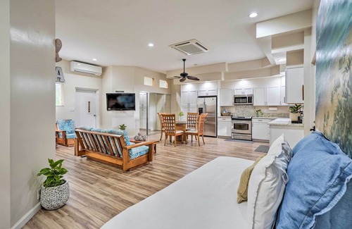Coconut Grove House | Sunny Kailua Home w/Covered Lanai 1 Mi to Beach!