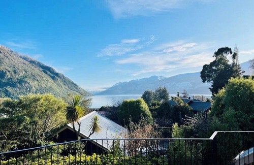 Kingston House | Sunny Kingston house, panoramic views, family stays