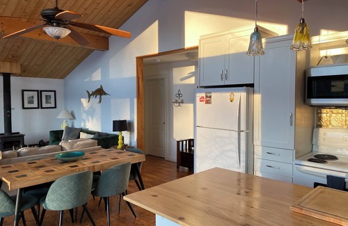 Algonquin Highlands House | Sunny lakeside cottage with stunning sunset views!