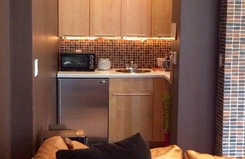 West Los Angeles House | Sunny, Large 2BR/2BA West LA Guesthome with Pickleball/Basketball. Pets Welcome.
