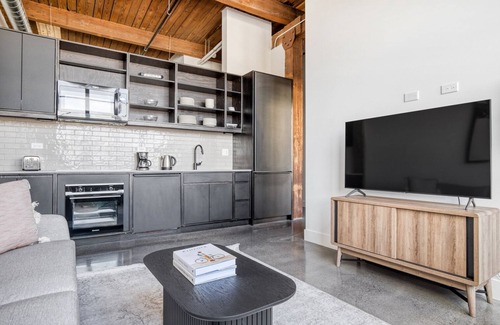 Sheffield Neighbors Apartment | Sunny Lincoln Park 2BR w/Lounge, Roof & Gym, near DePaul, by Blueground