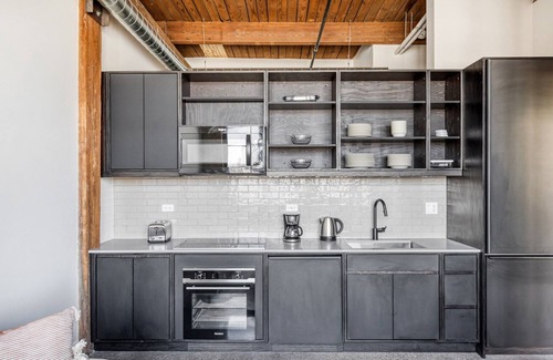 Sheffield Neighbors Apartment | Sunny Lincoln Park 2BR w/Lounge, Roof & Gym, near DePaul, by Blueground