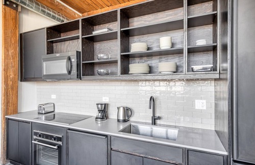 Sheffield Neighbors Apartment | Sunny Lincoln Park 2BR w/Lounge, Roof & Gym, near DePaul, by Blueground