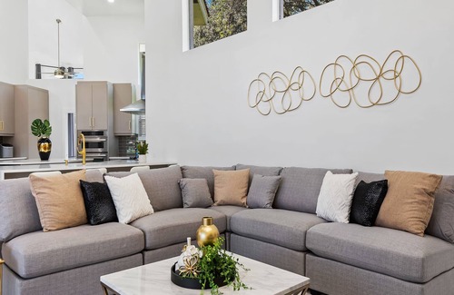 Parkland House | Sunny Luxury Villa w/POOL near Downtown!