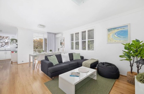 Manly Apartment | Sunny Manly Escape 2 min to beach