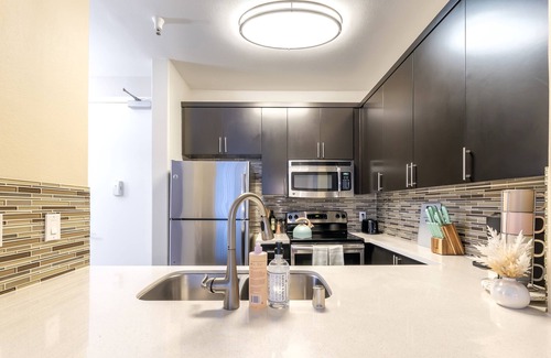 Del Rey Apartment | Sunny Marina Hideout | King Bed | Pool Access