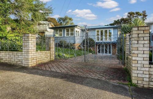 Avondale House | Sunny Mid Century Style Home 3 BR 2 BA 2 CarParks