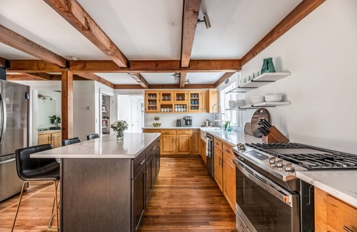 Blue Hill House | Sunny, Modern Family Retreat