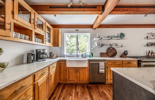 Blue Hill House | Sunny, Modern Family Retreat
