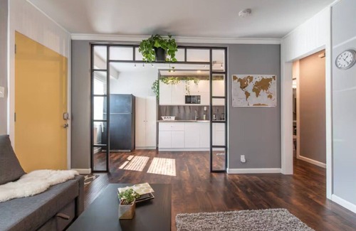 Los Angeles House | Sunny Modern Oasis Near DTLA