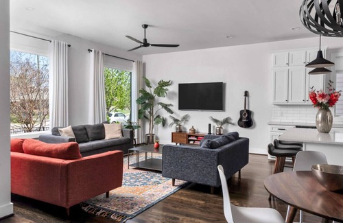 Edgehill House | Sunny Modern Oasis Pool, Hot Tub, Fire Pit, Grill, Rooftop