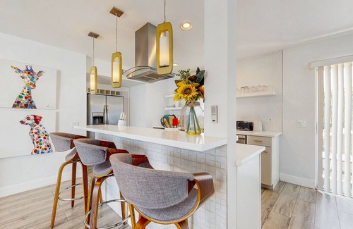 Palm Desert Condo | Sunny Mountain-View Retreat with Pool, Golf, and Tasty Eats Just Steps Away