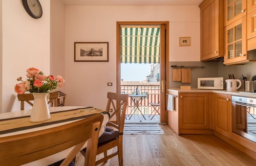 Cannaregio Apartment | SUNNY NEST CANAL VIEW IN VENICE CHIC MOVIDA