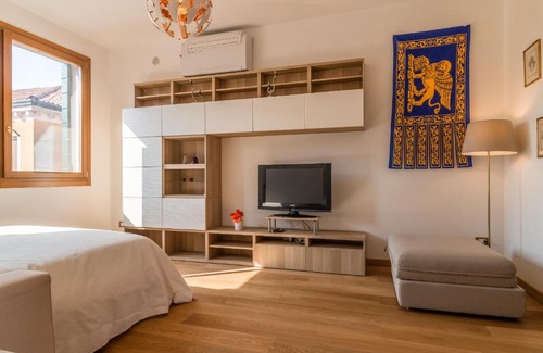 Cannaregio Apartment | SUNNY NEST CANAL VIEW IN VENICE CHIC MOVIDA
