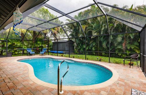 Laurel House | Sunny Oasis Getaway -Heated Pool-Mini Golf-Near Beach