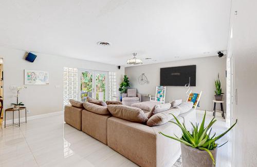 Hollywood Lakes House | Sunny Oasis