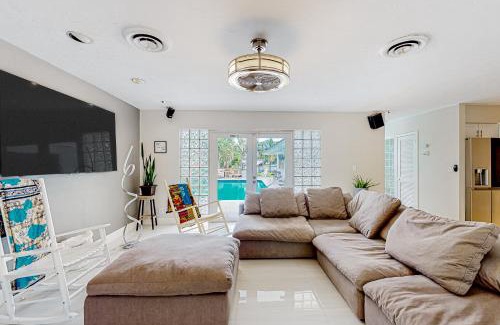Hollywood Lakes House | Sunny Oasis