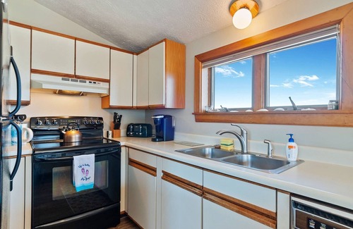 Wells Beach Apartment | SUNNY OPEN CONCEPT & 1 MINUTE TO BEACH-OCEAN VIEWS:TOP FLOOR UNIT-9/20-9/27 OPEN
