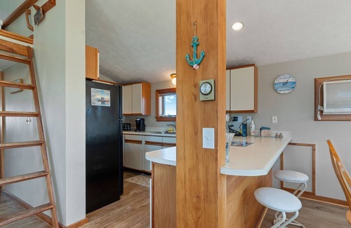 Wells Beach Apartment | SUNNY OPEN CONCEPT & 1 MINUTE TO BEACH-OCEAN VIEWS:TOP FLOOR UNIT-9/20-9/27 OPEN