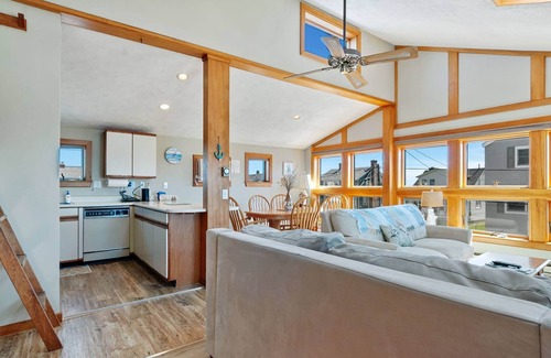 Wells Beach Apartment | SUNNY OPEN CONCEPT & 1 MINUTE TO BEACH-OCEAN VIEWS:TOP FLOOR UNIT-9/20-9/27 OPEN