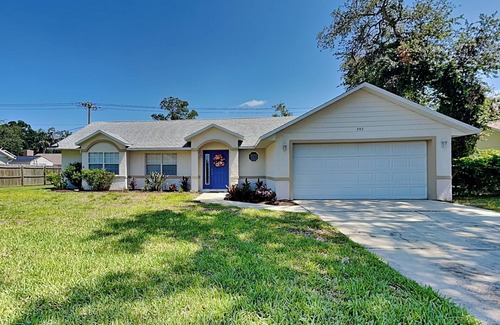 Port Orange House | Sunny Palms Getaway | Pool + Outdoor Game & Pool Table!