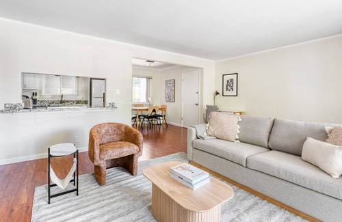 University South Apartment | Sunny Palo Alto 2BR w/W/D & Garden, near FB & Google, by Blueground