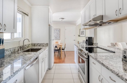 University South Apartment | Sunny Palo Alto 2BR w/W/D & Garden, near FB & Google, by Blueground
