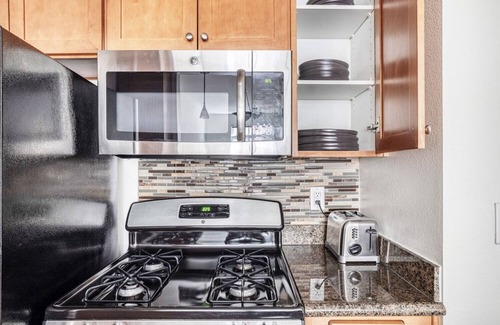 Los Angeles Apartment | Sunny Playa del Rey 1BR w/W/D, Gym, Pool, 5 min to beach, by Blueground