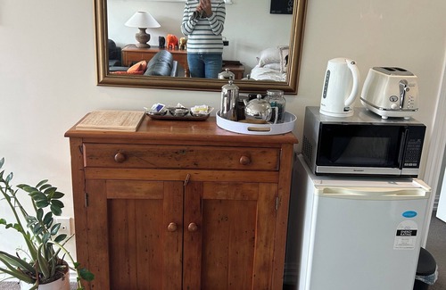Wellington Apartment | Sunny, private 2 bedroom studio, sleeps 4