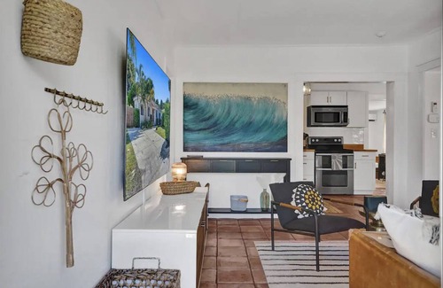 Edgewood House | Sunny Regards | BBQ & Fire Pit | 5 min to Airport