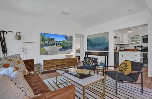 Edgewood House | Sunny Regards | BBQ & Fire Pit | 5 min to Airport