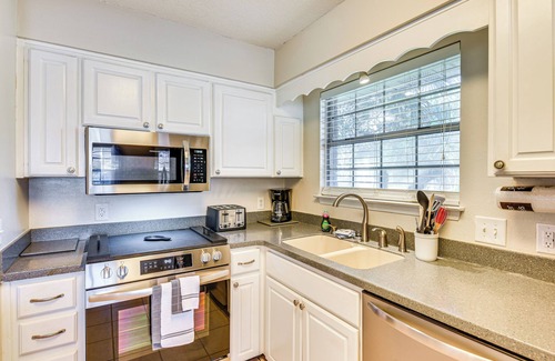 Wright House | Sunny Retreat w/Hot Tub in Fort Walton Beach!