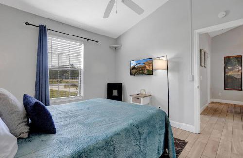 Dolphin's Cove House | Sunny Retreat near Golf Courses and Mayo Clinic