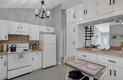 Dolphin's Cove House | Sunny Retreat near Golf Courses and Mayo Clinic