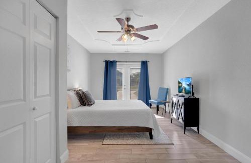 Dolphin's Cove House | Sunny Retreat near Golf Courses and Mayo Clinic