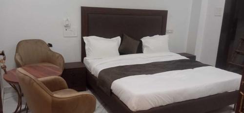 Delhi Hotel | Sunny Retreat Near Karkarduma Court