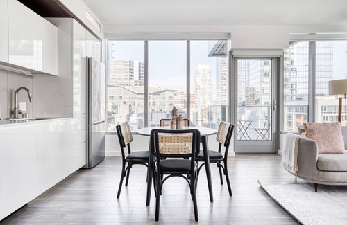 South Beach Apartment | Sunny Rincon Hill 2BR w/Gym & Roof Terrace near tech HQs, by Blueground
