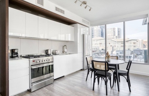 South Beach Apartment | Sunny Rincon Hill 2BR w/Gym & Roof Terrace near tech HQs, by Blueground
