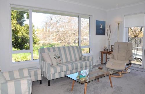 Nelson House | Sunny Riverside Retreat