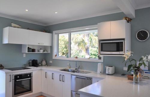 Nelson House | Sunny Riverside Retreat