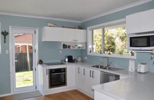 Nelson House | Sunny Riverside Retreat