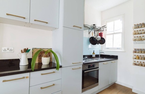 Hammersmith and Fulham Apartment | Sunny Roof Terrace Barons Court Sleeps 4-6