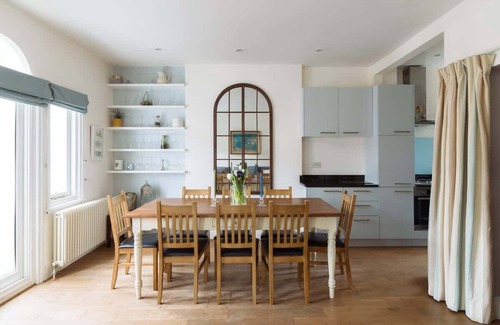 Hammersmith and Fulham Apartment | Sunny Roof Terrace Barons Court Sleeps 4-6
