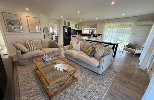 Marengo House | Sunny's Beach House in Apollo Bay with Jacuzzi