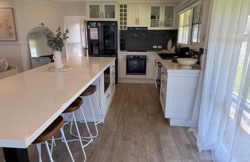 Marengo House | Sunny's Beach House in Apollo Bay with Jacuzzi