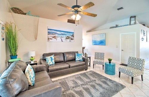 Sebastian Highlands House | Sunny Sebastian Home with Lanai about 6 Mi to Beach
