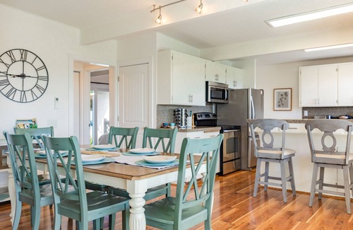 Freeland House | Sunny Side Island Retreat by AvantStay | Backyard