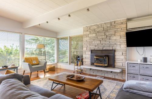 Freeland House | Sunny Side Island Retreat by AvantStay Backyard